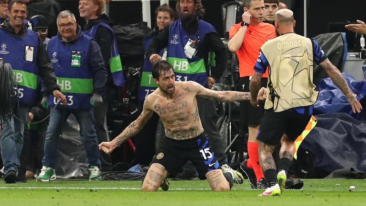 Acerbi, dalle mani al cielo al gol al Barça: nell'ultima corsa in nerazzurro c'è la sua vita