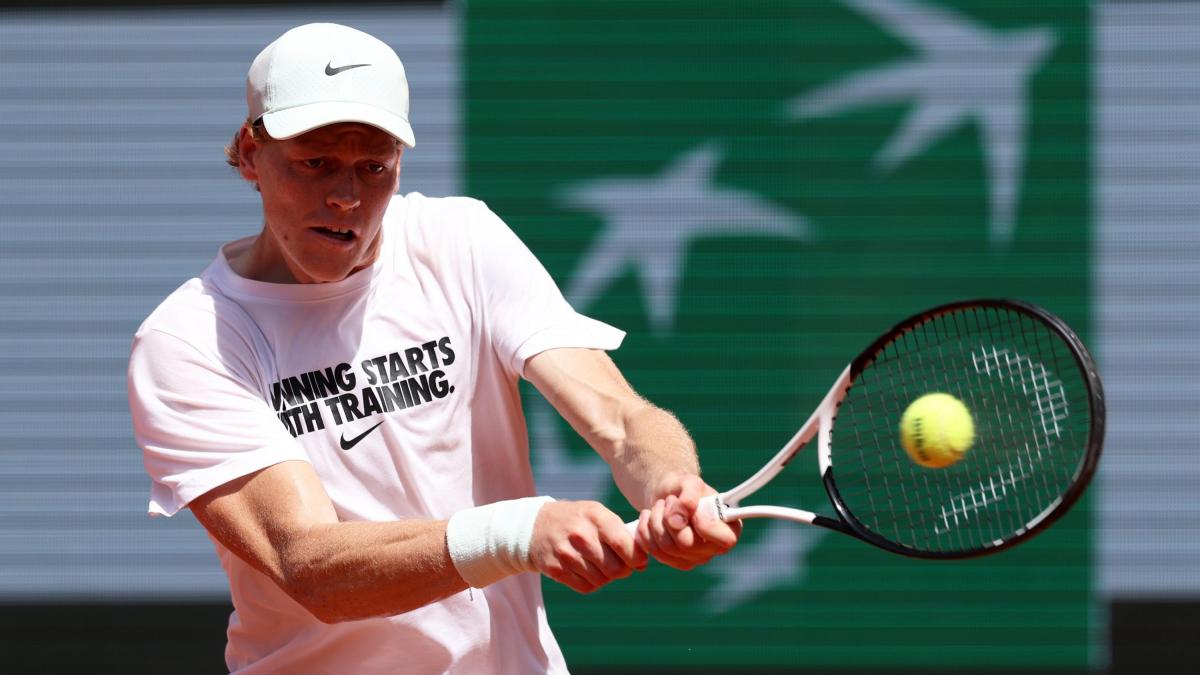 Roland Garros, tocca a Sinner: esordio in serata. Arnaldi apre alle 11, poi Cocciaretto e Darderi