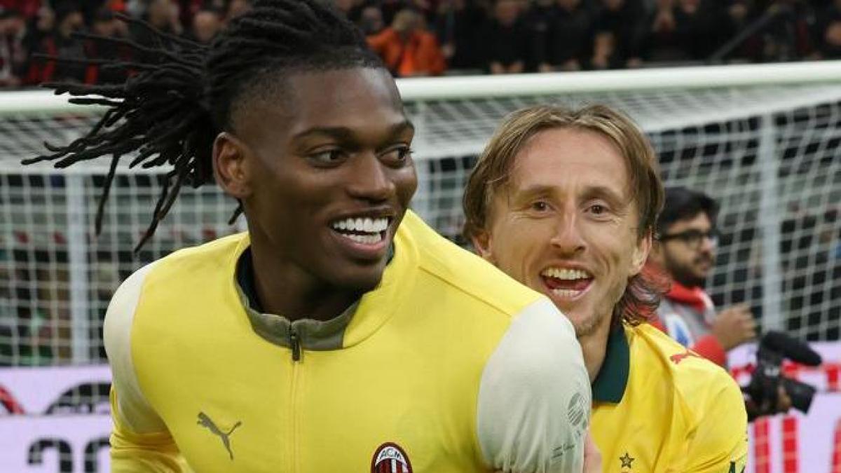 Milan, chi andrà via e chi no. Per Leao derby turco: il Gala gli offre 10 milioni l'anno, e il Fenerbahçe...