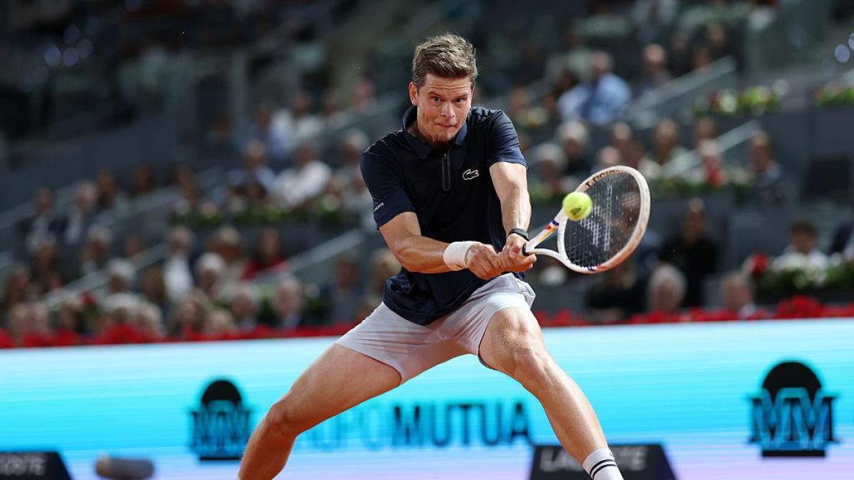 blocks inciampa sui teloni antipioggia e si fa male possibile causa contro il roland garros da Gazzetta.it blocks inciampa sui teloni antipioggia e si fa male possibile causa contro il roland garros