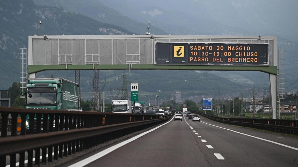 blocco del passo del brennero danni alla linea ferroviaria da Gazzetta.it blocco del passo del brennero danni alla linea ferroviaria