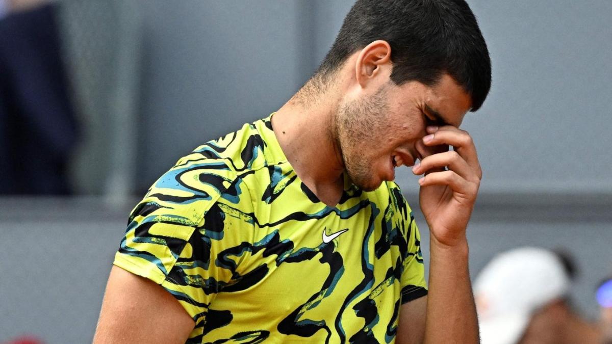 Lo strano maggio di Alcaraz: vacanze e in ospedale col camice. Tennis? Solo con la mano sinistra...