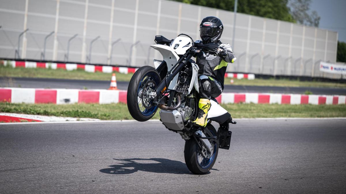 Suzuki DR-Z4SM, come va in pista la supermoto pepata