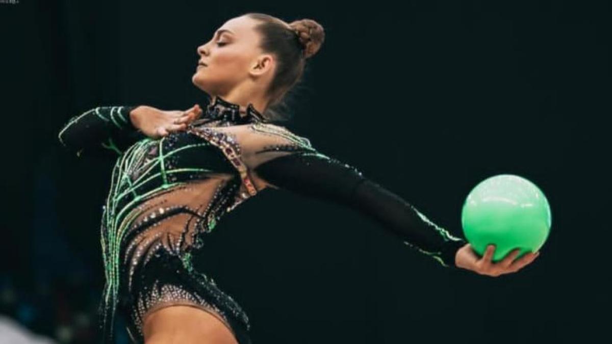 tara dragas brilla agli europei di ritmica ma la scuola la boccia con un 4 in discipline sportive