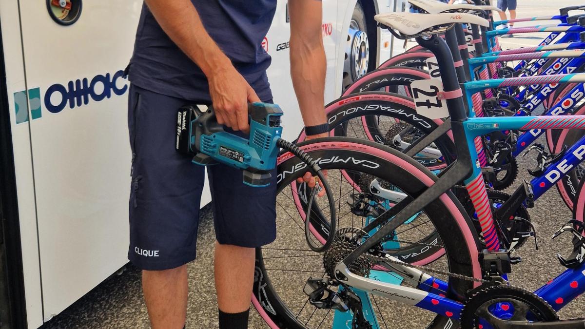 La dura vita dei meccanici al Giro d'Italia
