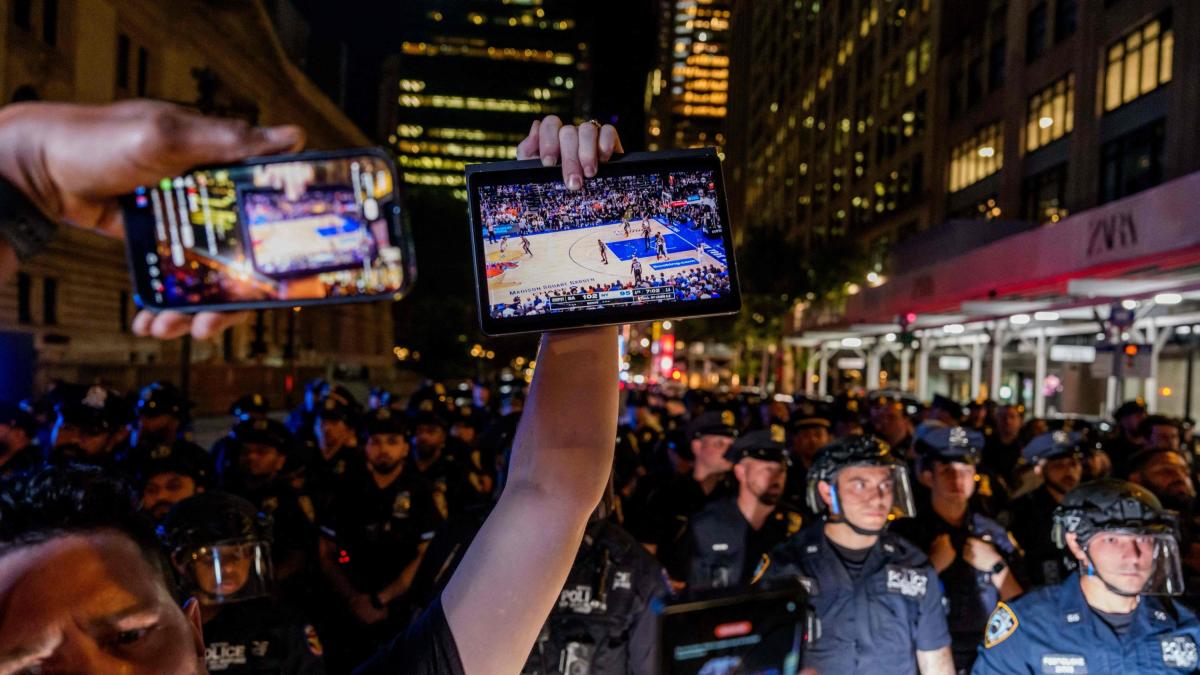 Knicks, la corsa al titolo mette a soqquadro New York: arresti, feriti e polemiche
