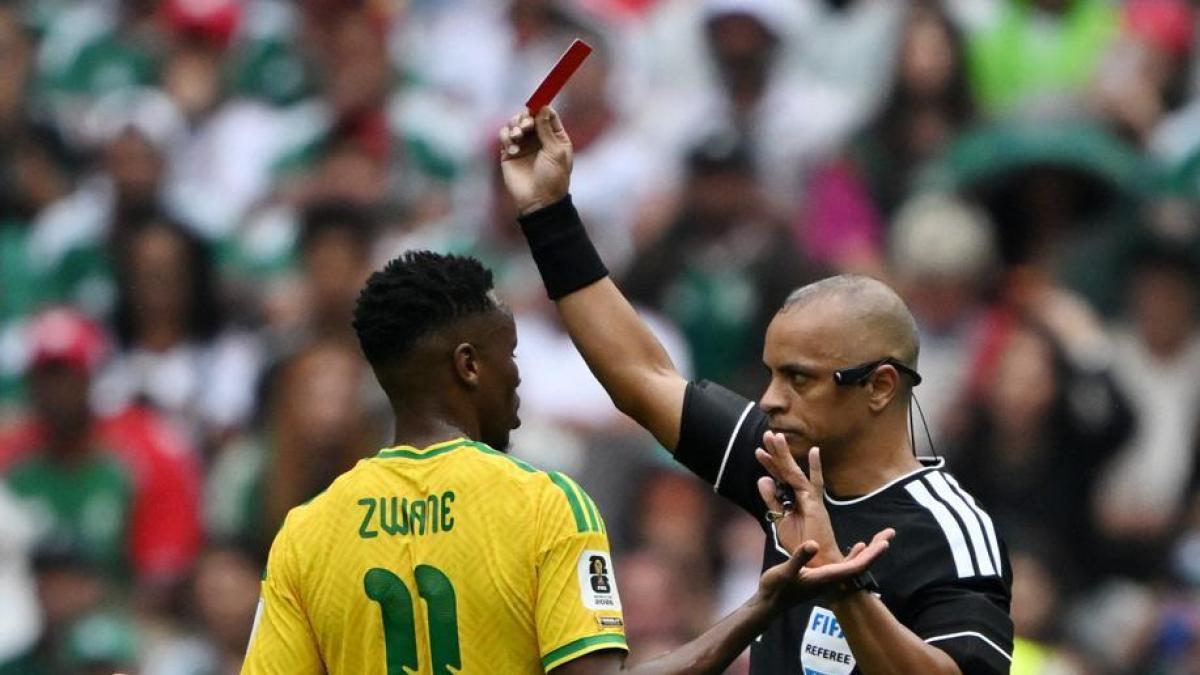 accessori strani e l inglese perch233 l arbitro dei tre rossi in messico sudafrica 232 diventato virale da Gazzetta.it accessori strani e l inglese perch233 l arbitro dei tre rossi in messico sudafrica 232 diventato virale