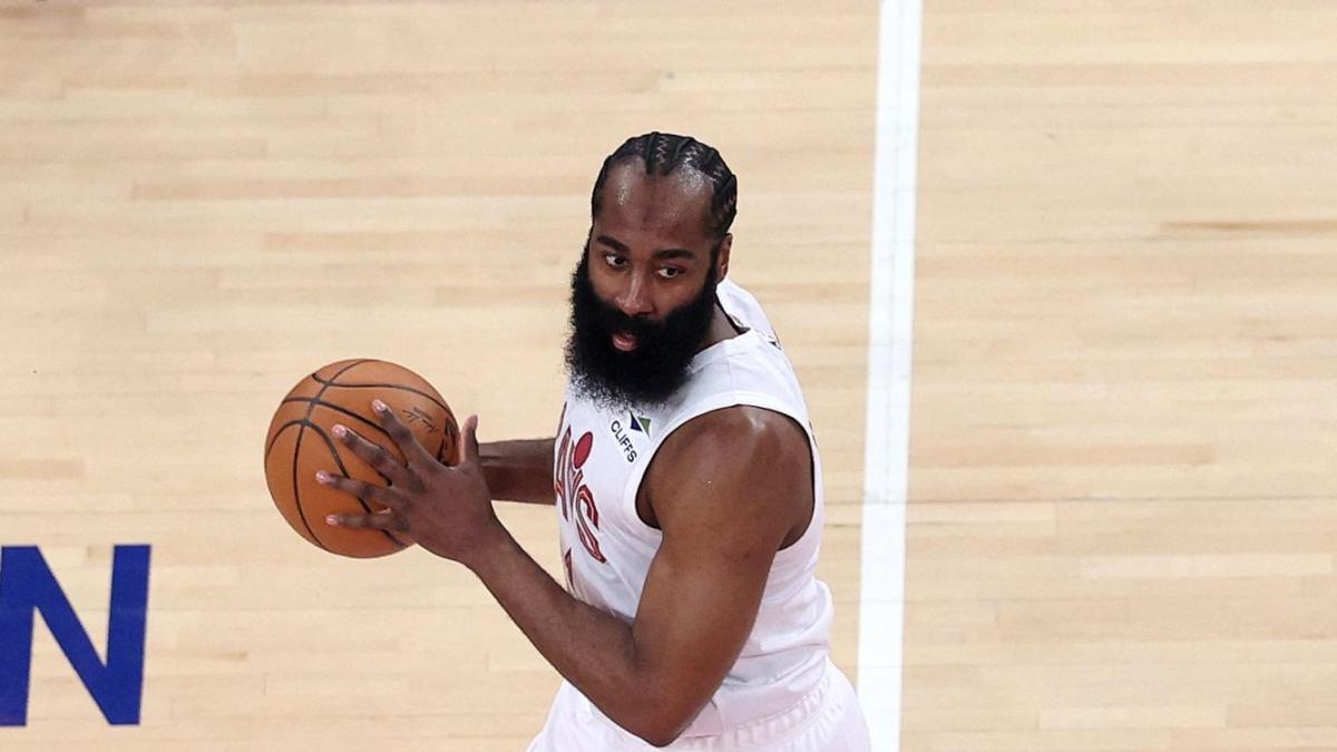 La stagione nera di Harden: dopo il flop ai playoff ora finisce in manette per porto d'armi abusivo