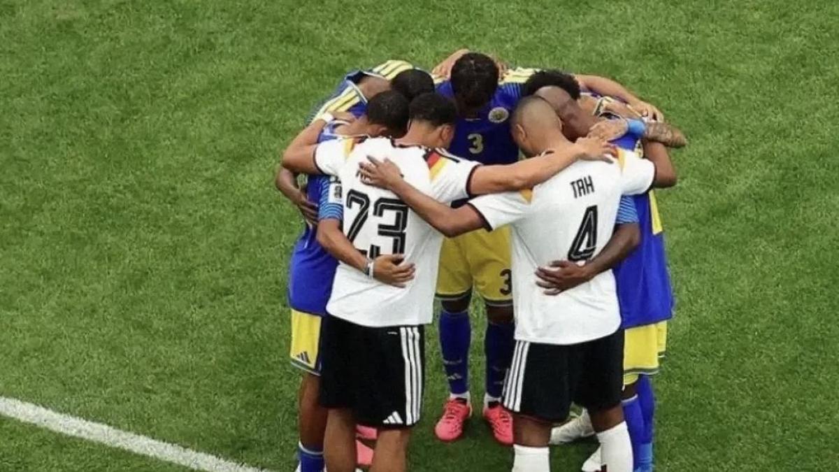 frustrati dal 7 1 macch233 cura231ao abbraccia la germania in preghiera a fine partita da Gazzetta.it frustrati dal 7 1 macch233 cura231ao abbraccia la germania in preghiera a fine partita