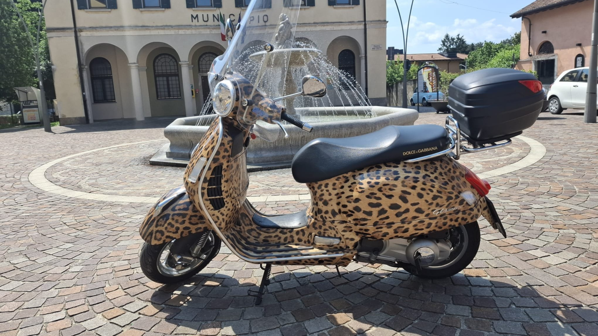 la vespa di stefano gabbana all asta il prezzo 232 da record da Gazzetta.it la vespa di stefano gabbana all asta il prezzo 232 da record