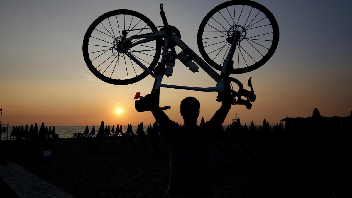 Dall'Adriatico al Tirreno in un giorno solo nella sfida più romantica: 280 km in bici con Indurain