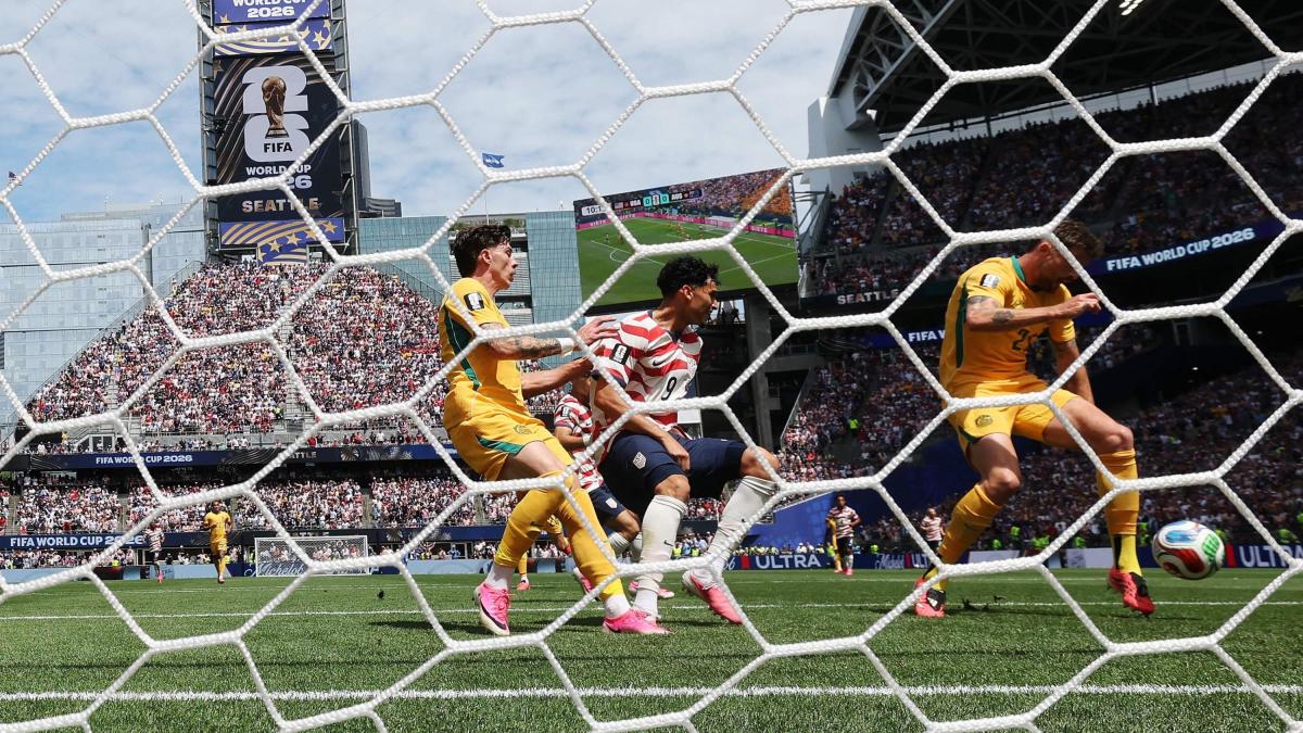 live usa australia 1 0 autogol di burgess socceroos in affanno da Gazzetta.it live usa australia 1 0 autogol di burgess socceroos in affanno