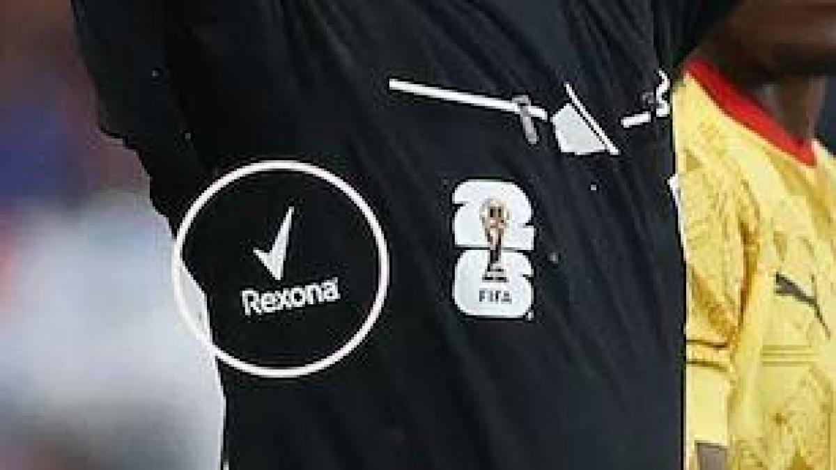 l ultima frontiera degli sponsor il logo di un deodorante sotto le ascelle del quarto uomo da Gazzetta.it l ultima frontiera degli sponsor il logo di un deodorante sotto le ascelle del quarto uomo