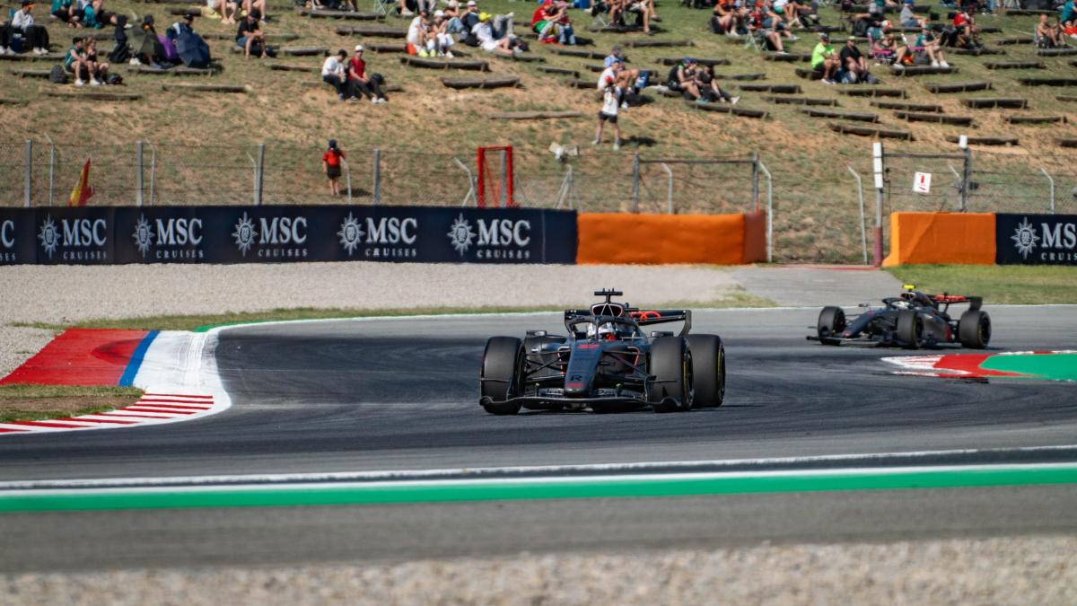 gp di barcellona viaggio nel paddock tra box fanzone e hospitality con il team audi f1