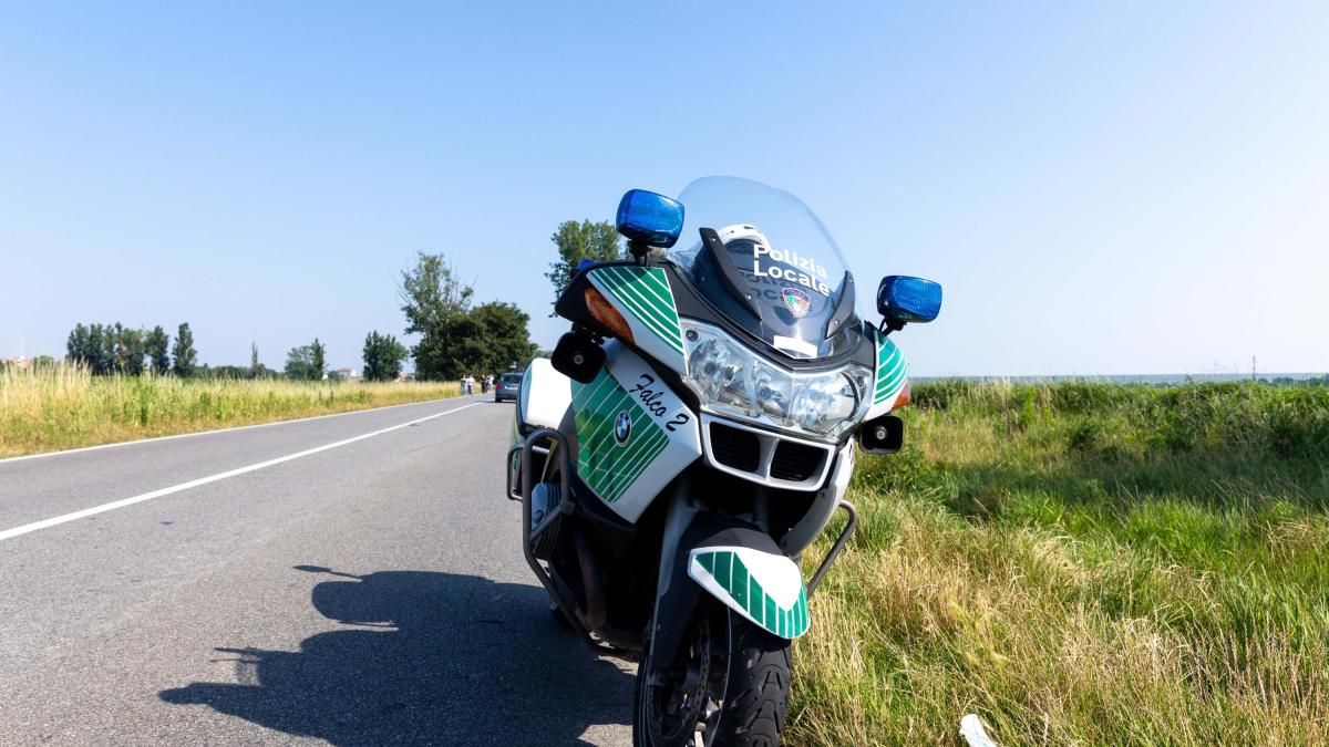 Investe motociclista e pedone, positivo all'alcol test