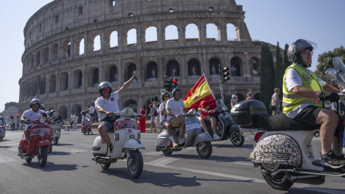 roma invasa da 25000 vespa un8217ora di sciame ottant8217anni di storie