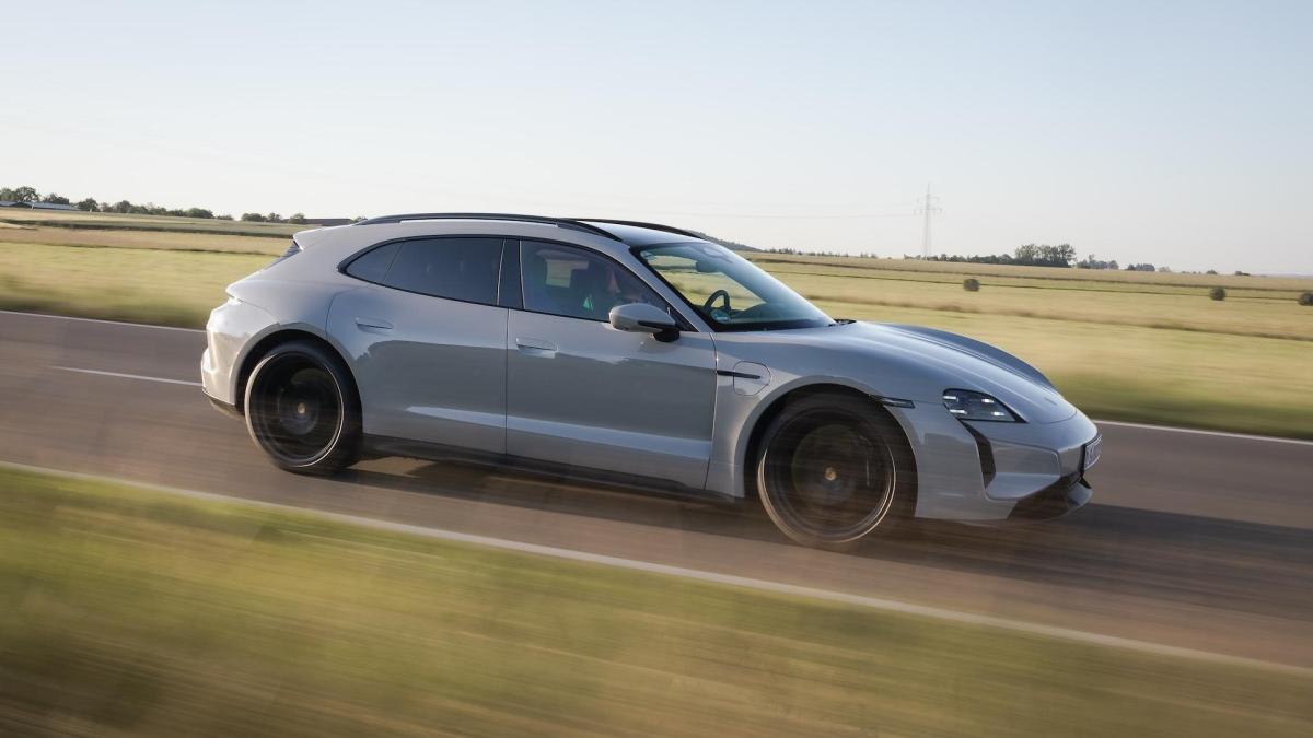 porsche taycan 2027 al volante dell8217elettrica con cambio simulato da Gazzetta.it porsche taycan 2027 al volante dell8217elettrica con cambio simulato