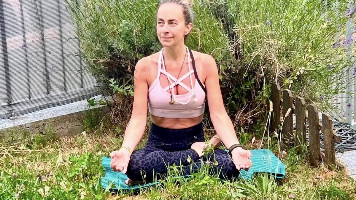 Hai caldo? Fai yoga! Ecco tre posizioni rinfrescanti e rigeneranti adatte a tutti