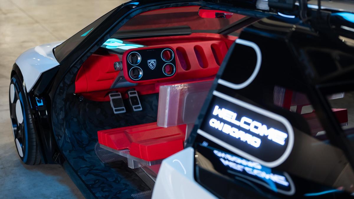 Peugeot Hypersquare, la prova del volante avveniristico della nuova 208