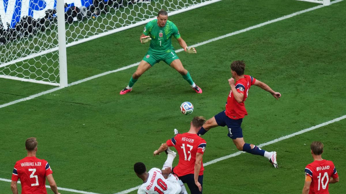 Giallo sull'1-1 dell'Inghilterra: palla sulla skycam, ma il sensore non registra l'impatto