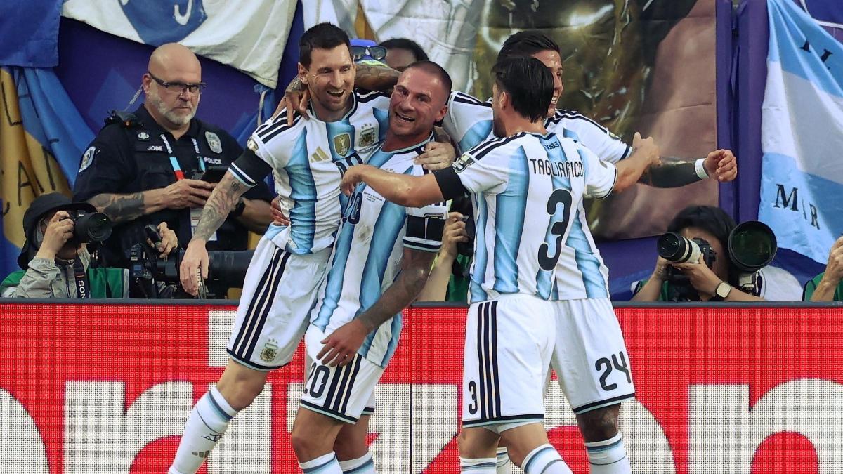 per le malvine per diego e per l8217ultima di leo i tifosi spingono l argentina con un nuovo inno da Gazzetta.it per le malvine per diego e per l8217ultima di leo i tifosi spingono l argentina con un nuovo inno