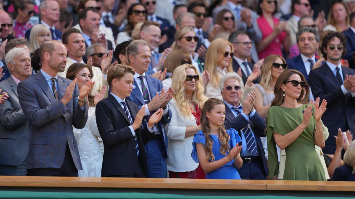 Sinner con la coppa dai reali d'Inghilterra. Jannik al Principino: "Giochi a tennis?"