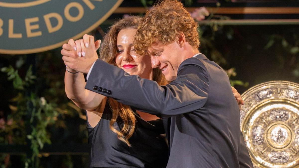 Il trofeo, lo champagne, il ballo con Noskova e... "Sono un po' brillo": così re Sinner danza su Londra