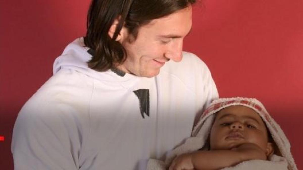 messi e il bagnetto a baby yamal 19 anni fa la foto dei due campioni che si giocheranno il mondiale
