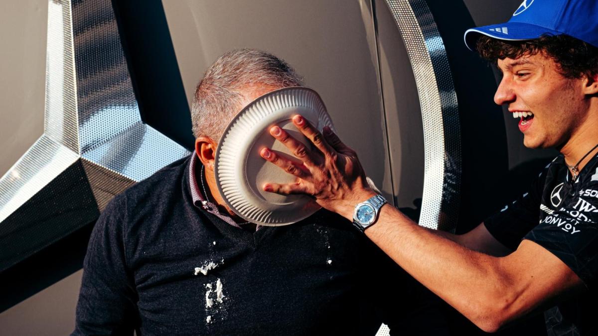 torta in faccia al pap224 kimi festeggia cos236 i 62 anni di antonelli senior da Gazzetta.it torta in faccia al pap224 kimi festeggia cos236 i 62 anni di antonelli senior