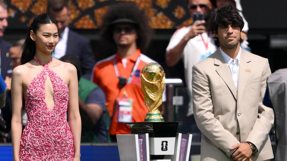 alcaraz prima porta la coppa poi si scatena per la spagna campione e il tutore 232 scomparso da Gazzetta.it alcaraz prima porta la coppa poi si scatena per la spagna campione e il tutore 232 scomparso