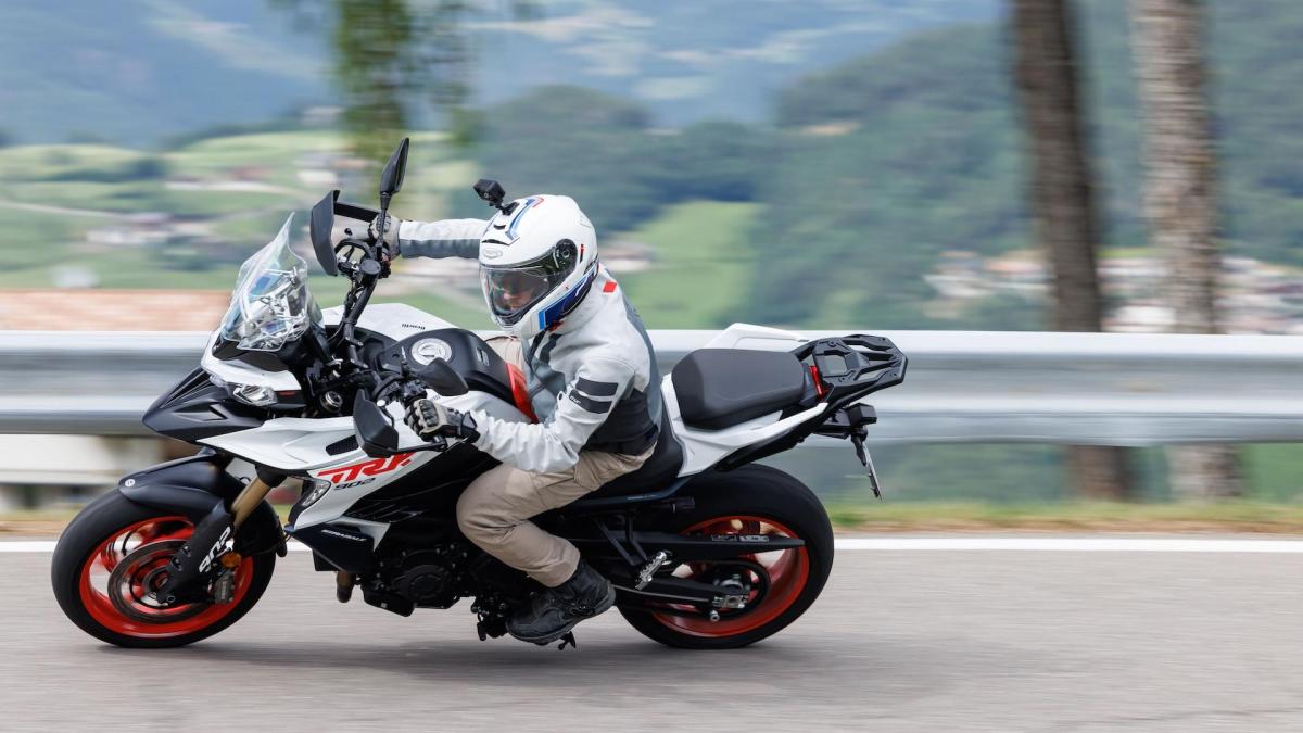 benelli trk 902 stradale o xplorer a meno di 9mila euro le due versioni alla prova da Gazzetta.it benelli trk 902 stradale o xplorer a meno di 9mila euro le due versioni alla prova