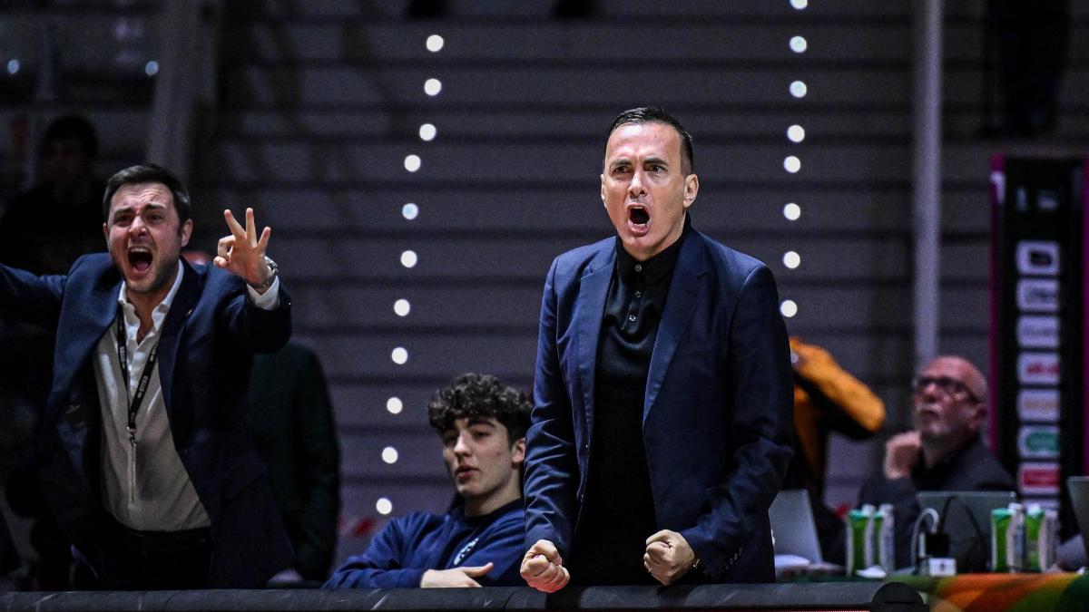 trapani valerio antonini aggredito a calci e pugni da un tifoso da Gazzetta.it trapani valerio antonini aggredito a calci e pugni da un tifoso