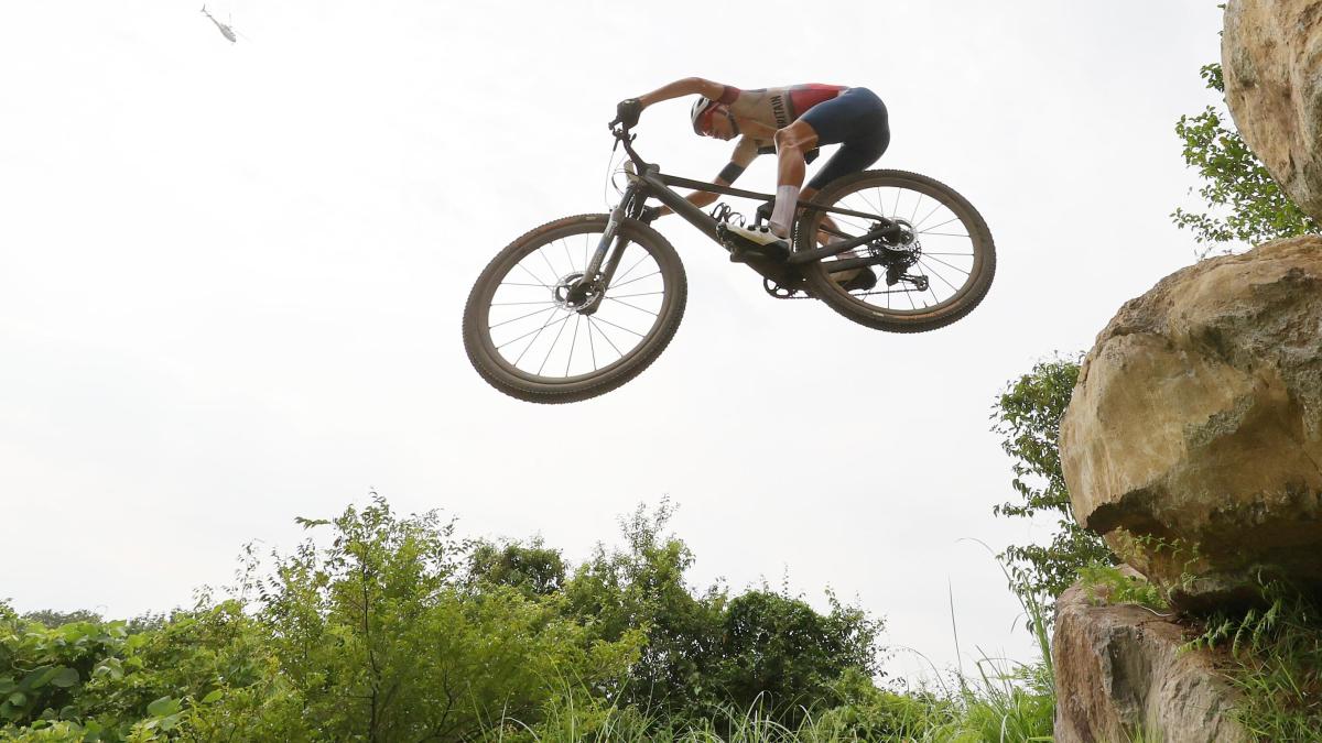 van der poel pidcock che duello al mondiale mountain bike in val di sole