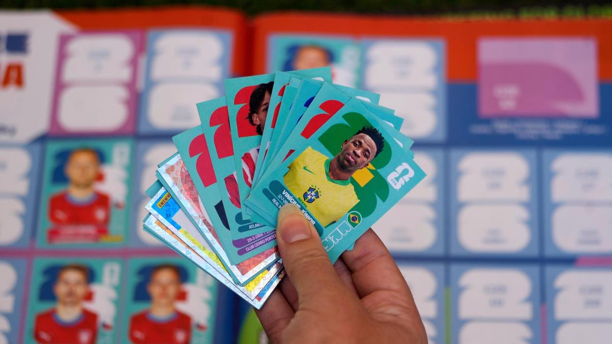 Da “celo, celo, manca” alle card: la guerra da 20 miliardi per le figurine