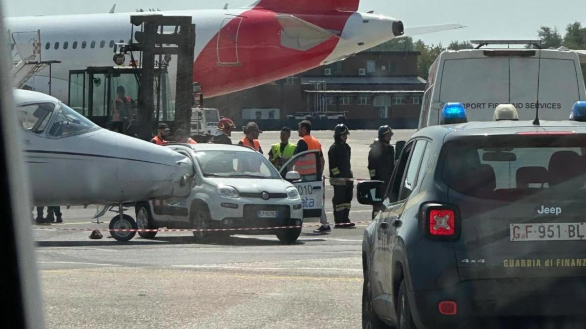 Linate, auto contro aereo dentro l'aeroporto