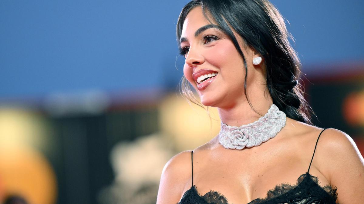 Dalla boutique al bouquet (da sposa): Georgina e CR7, una storia da copertine nata da Gucci