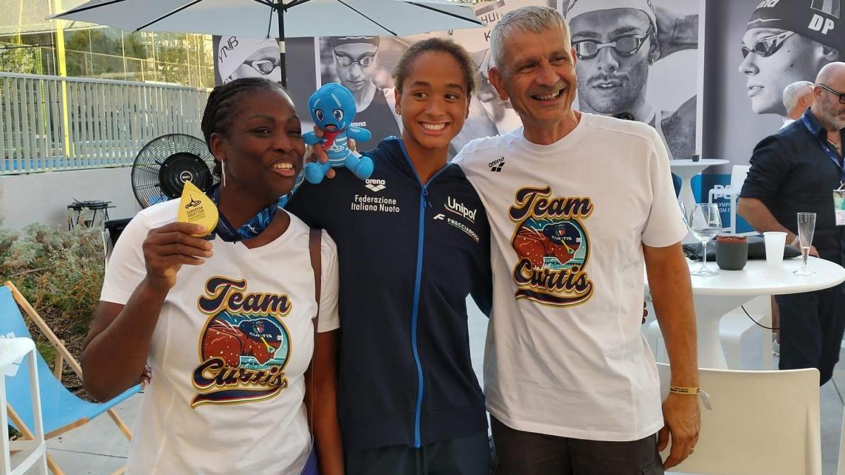 E mamma Helen balla in tribuna per la sua Sara: "Ogni giorno mi fa emozionare"