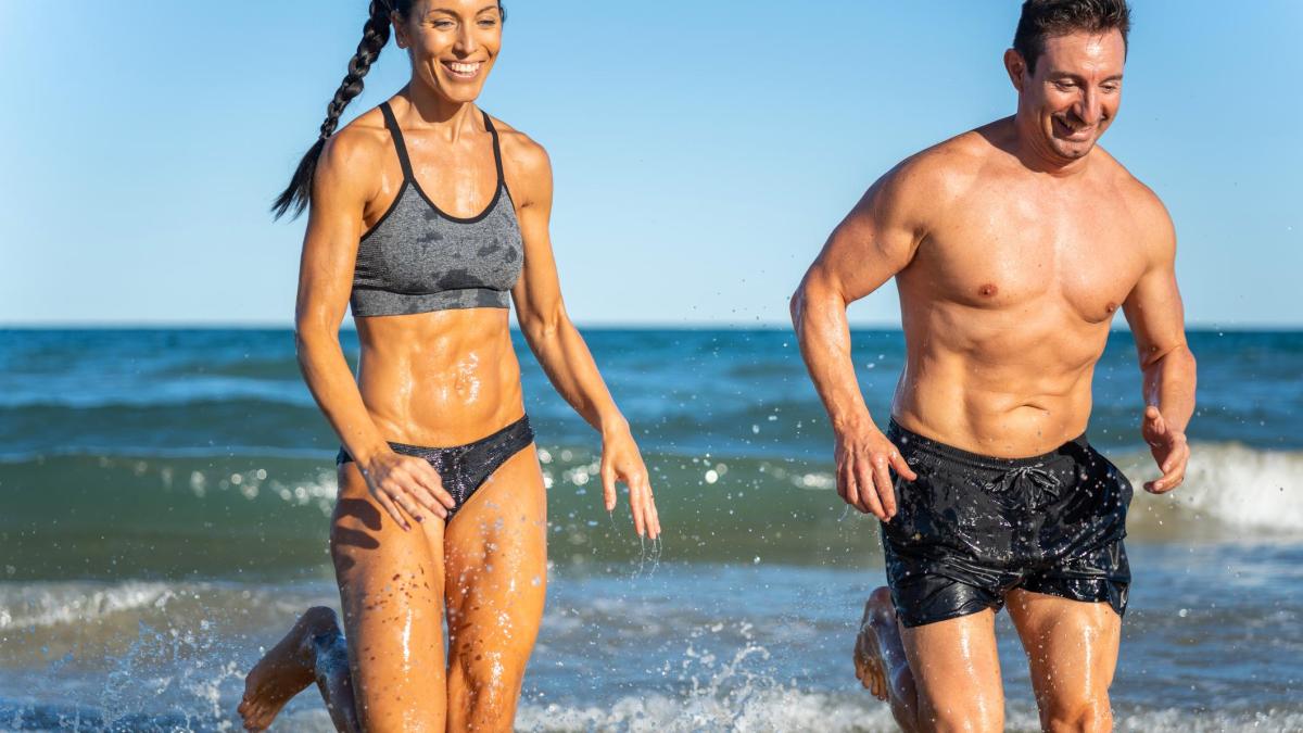 standing pilates abs due esercizi in piedi per addominali da urlo da Gazzetta.it standing pilates abs due esercizi in piedi per addominali da urlo