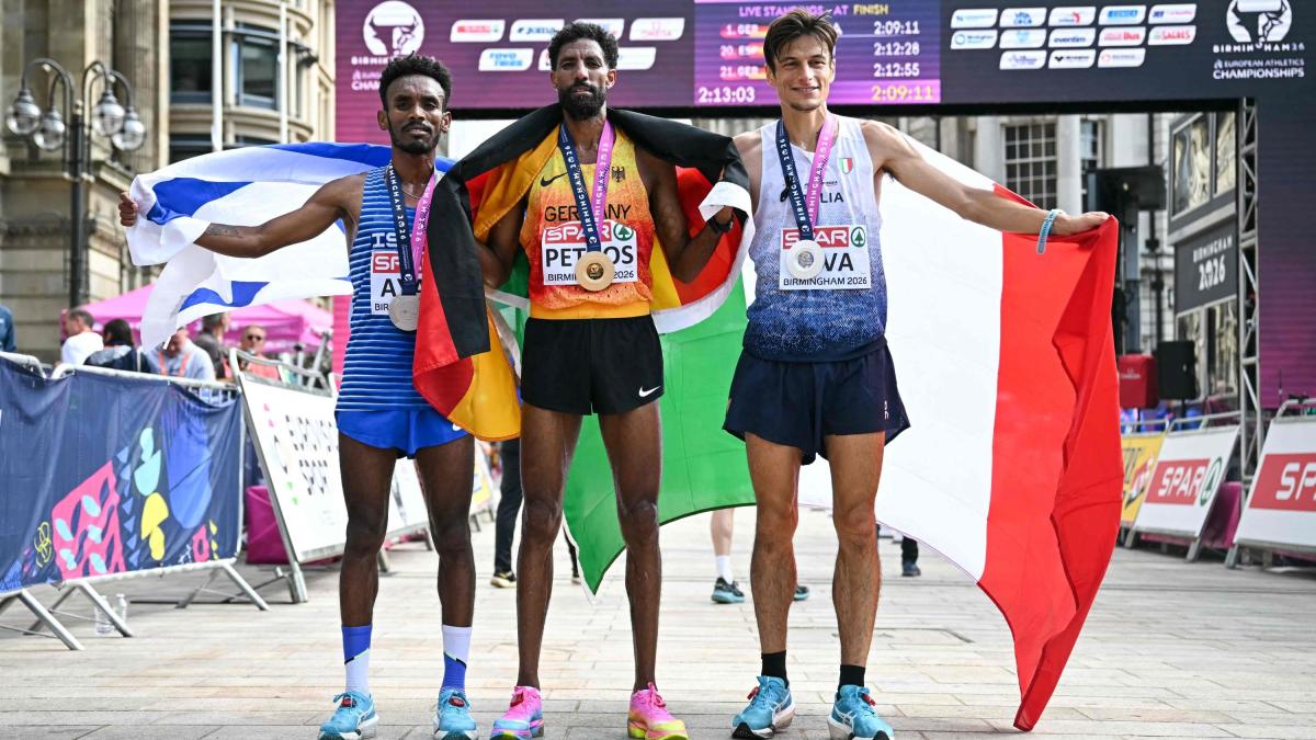 Europei, Riva show nella maratona: secondo a 7" dall'oro. E festa per le azzurre: argento a squadre