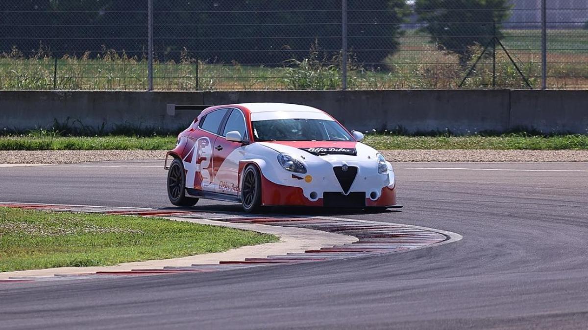 alfa romeo giulietta veloce tcr da 350 cv la prova in pista