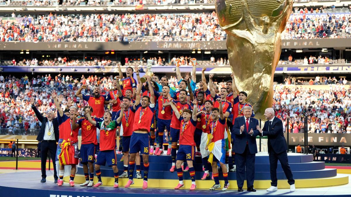 spagna spaccata barcellona cancella l omaggio ai campioni i baschi li fischiano de la fuente che pena