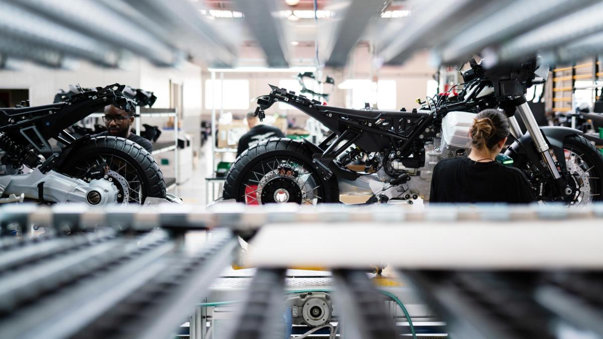 moto guzzi a mandello la fabbrica al lavoro si mostra