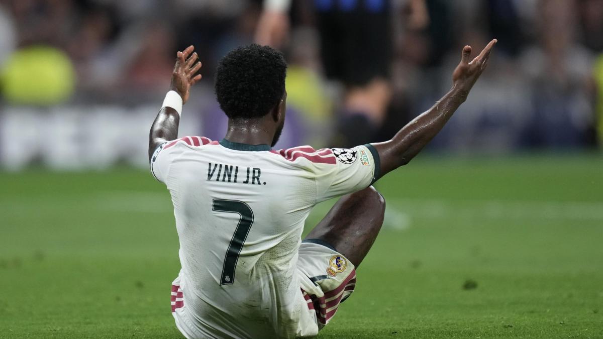 vinicius perde tempo a uscire dal campo carreras resta fuori real in 10 per un minuto tutti sorpresi da Gazzetta.it vinicius perde tempo a uscire dal campo carreras resta fuori real in 10 per un minuto tutti sorpresi