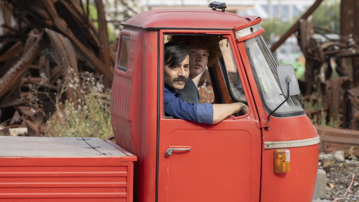 luigi lo cascio sull ape in un western e il desiderio della vespa da Gazzetta.it luigi lo cascio sull ape in un western e il desiderio della vespa
