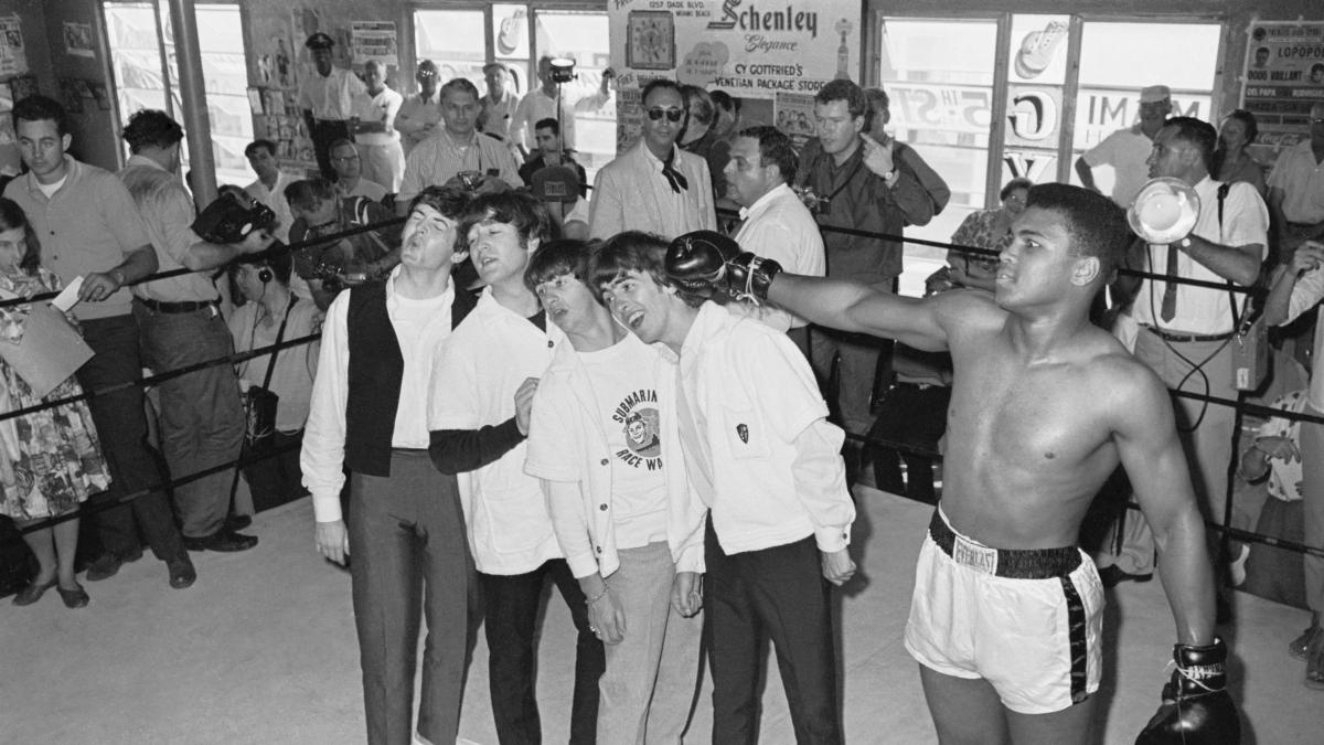 cos236 siete voi i quattro scemi che fanno impazzire il mondo e muhammad ali mise al tappeto i beatles da Gazzetta.it cos236 siete voi i quattro scemi che fanno impazzire il mondo e muhammad ali mise al tappeto i beatles