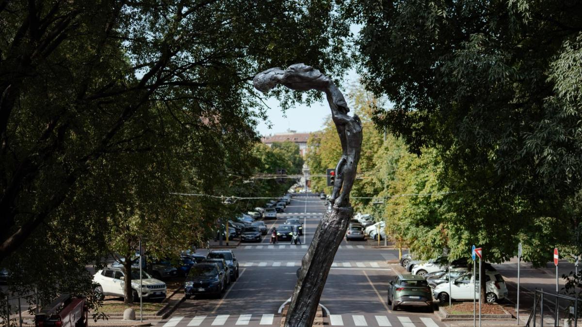 a milano svelata le pieghe la statua in memoria di luca salvadori da Gazzetta.it a milano svelata le pieghe la statua in memoria di luca salvadori