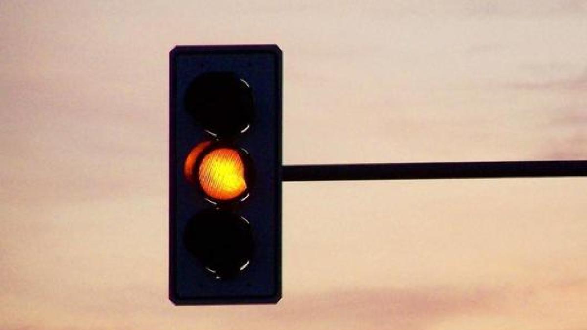 Passare col semaforo giallo: quando scatta la multa e come fare ricorso