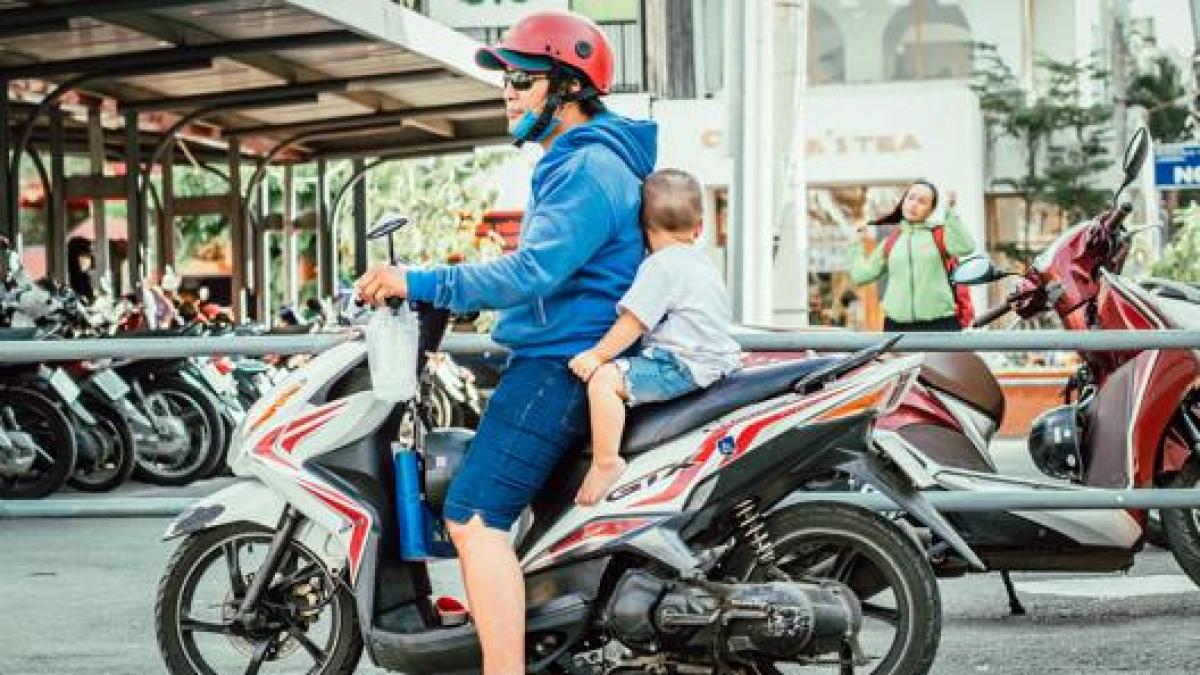 Come vanno portati i bambini in moto e scooter? Le regole