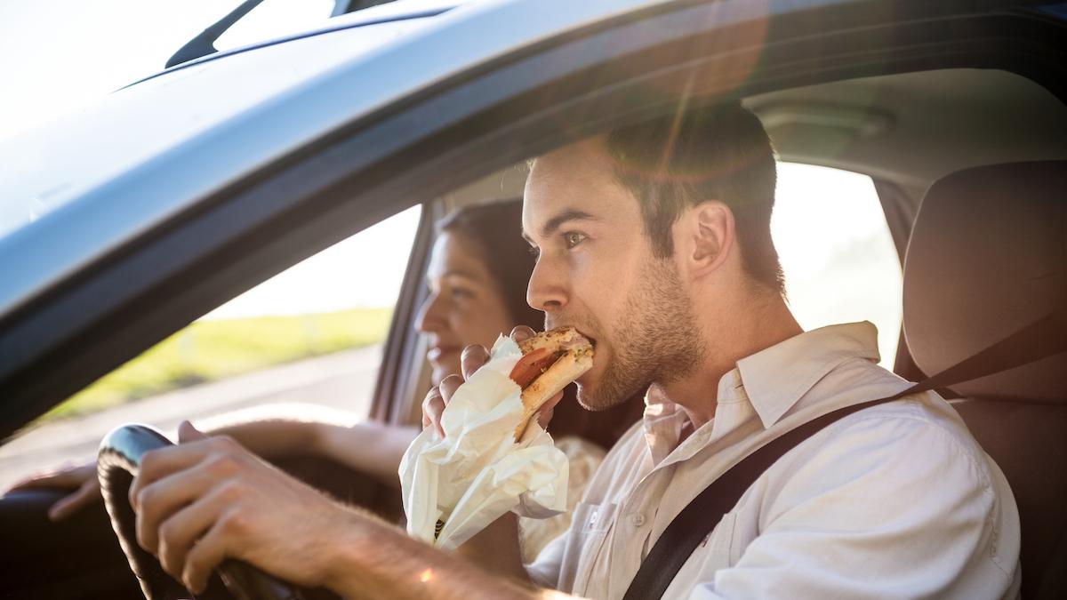 Mangiare e bere alla guida si può? Cosa dice la legge e quali multe si rischiano