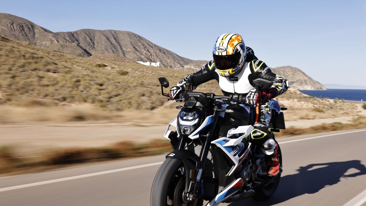 Nuova BMW M 1000RR: tecnologia racing sulla strada